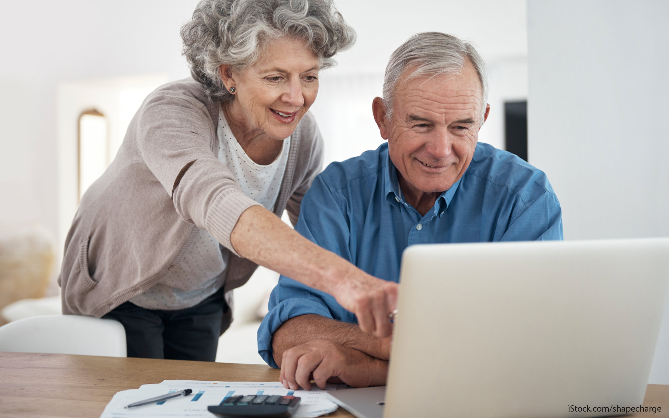 Пожилые люди на английском. Пожилые люди. Интернет для пожилых. Пожилые люди и интернет. Пенсионеры.